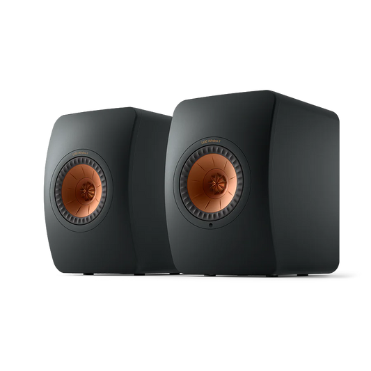 Zwei KEF LS50 Wireless II Aktivlautsprecher in Carbon Black mit schlichtem, mattem Finish und kupferfarbenem Mittelständer nebeneinander - ideal für jedes Musiksystem und perfekt für Streaming-Dienste.