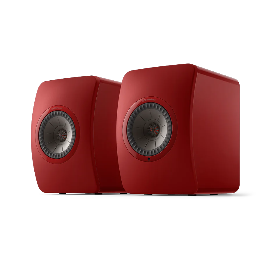 Ein Paar KEF LS50 Wireless II Aktivlautsprecher in Crimson Red mit modernem, geschwungenem Design und runden Fronttreibern - ideal für Musiksystem- oder Streaming-Dienste-Setups - sind nebeneinander auf einem transparenten Hintergrund positioniert.