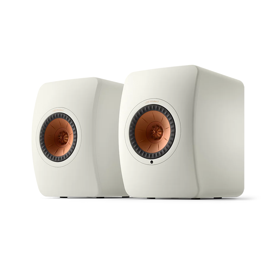 Zwei KEF LS50 Wireless II Aktivlautsprecher im Farbton Mineral White, mit kupferfarbenem zentralem Kegel, nebeneinander vor neutralem Hintergrund-ideal für Streaming-Dienste in jedem Musiksystem.