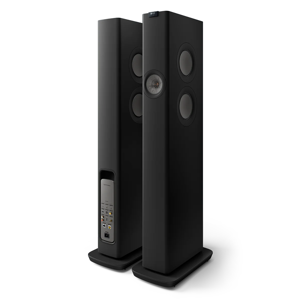 Das KEF LS60 Wireless Aktivlautsprecher Paar in Carbon Black ist abgebildet: Ein Lautsprecher zeigt mehrere kreisförmige Treiber auf der Vorderseite, während das andere die Rückseite mit den Anschlüssen hervorhebt - ideal für die Erweiterung Ihres Home Entertainment-Systems.