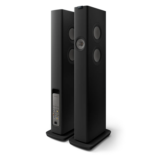 Das KEF LS60 Wireless Aktivlautsprecher Paar in Carbon Black ist abgebildet: Ein Lautsprecher zeigt mehrere kreisförmige Treiber auf der Vorderseite, während das andere die Rückseite mit den Anschlüssen hervorhebt - ideal für die Erweiterung Ihres Home Entertainment-Systems.