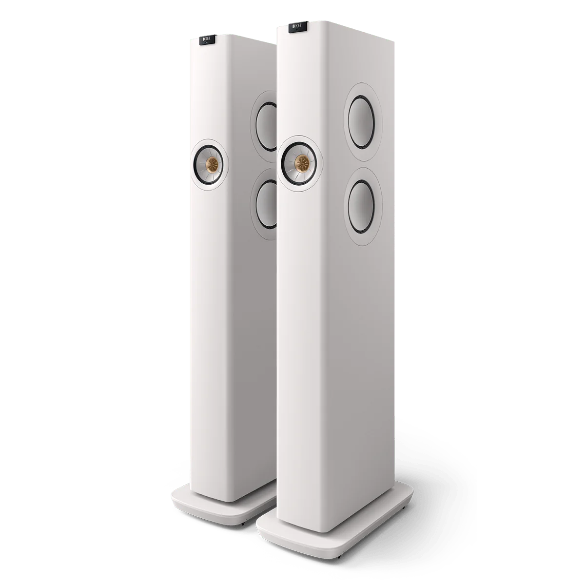 Ein Paar hohe KEF LS60 Wireless Aktivlautsprecher in Mineralweiß mit runden Front- und Seitenlautsprechern auf schlanken rechteckigen Sockeln - eine elegante Wahl für jedes moderne Home Entertainment-Setup.