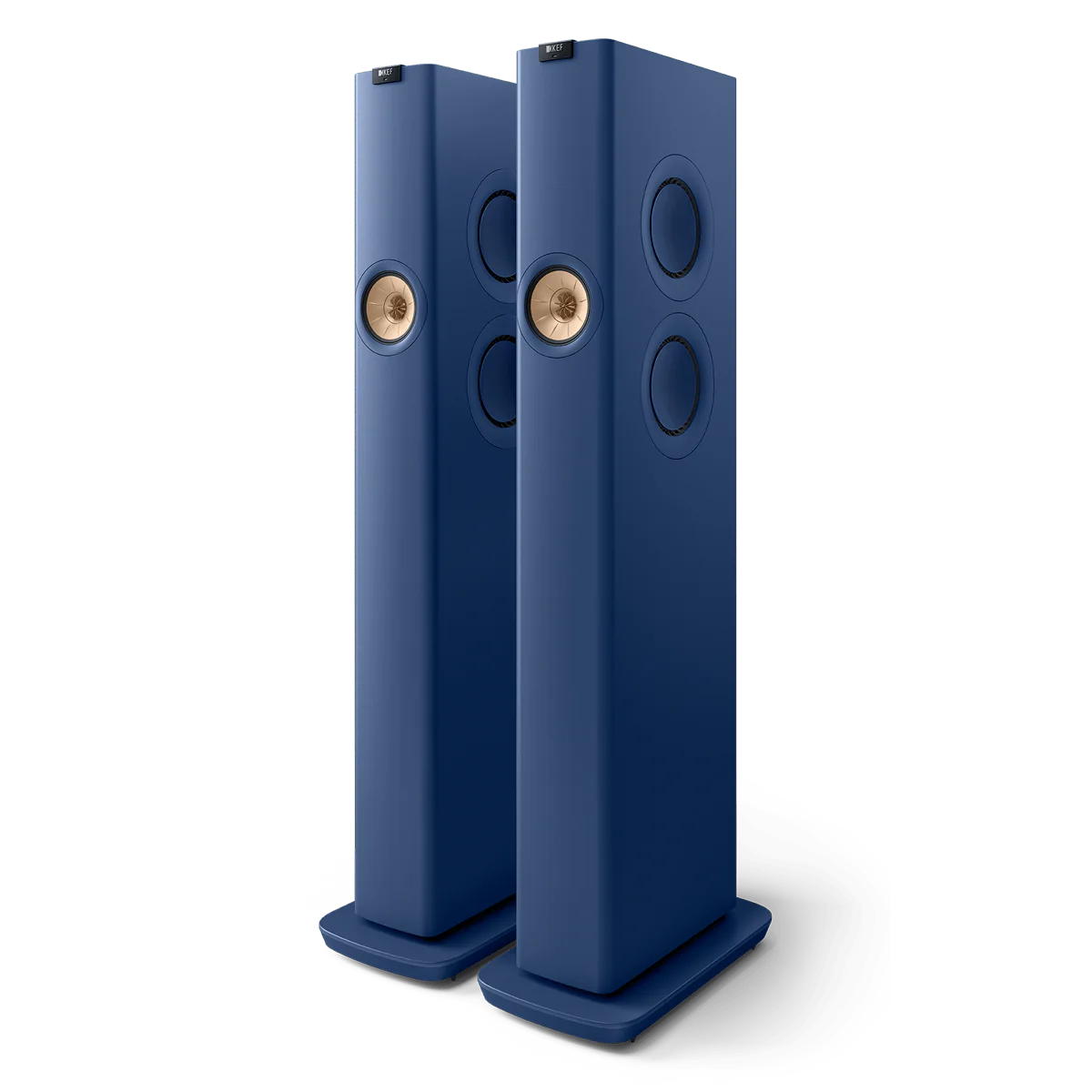 Ein Paar hoher, rechteckiger KEF LS60 Wireless Aktivlautsprecher in Royal Blue mit runden, goldfarbenen Treibern und Seitenelementen auf passenden Sockeln - perfekt, um Ihr Home Entertainment mit fortschrittlicher Akustiktechnologie zu bereichern.