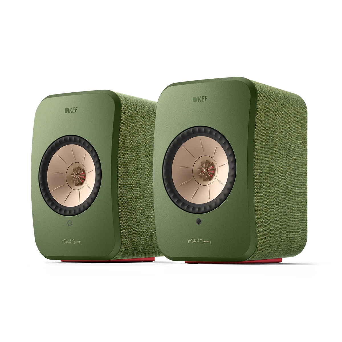 Ein Paar KEF LSX II Aktivlautsprecher in Salbeigrün mit Stofftextur, mit roségoldenen konzentrischen Treibern, Michael Youngs Unterschrift auf der Vorderseite und mit High-Fidelity-Sound.