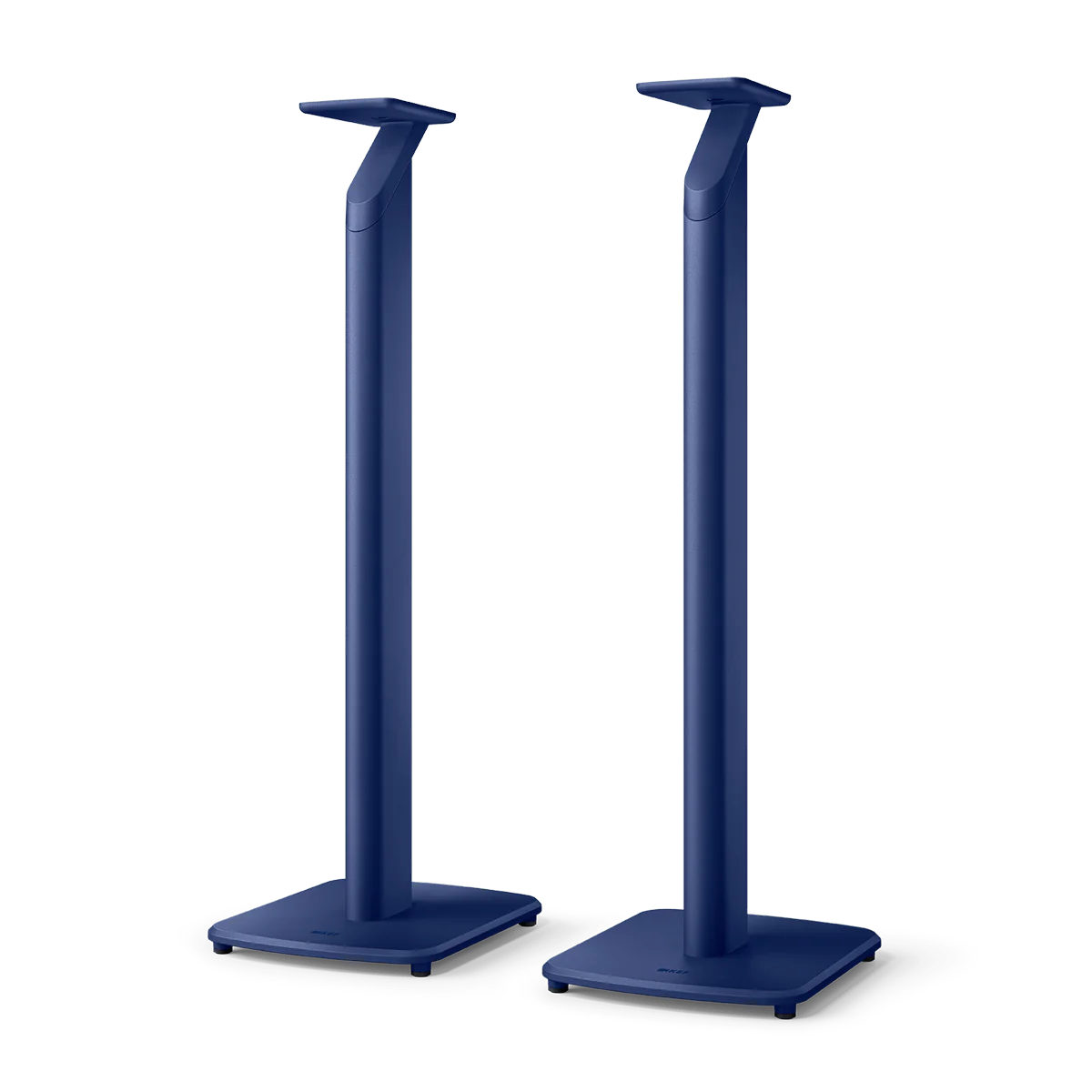 Zwei kobaltblaue KEF S1 Standfuß-Paare mit rechteckigem Sockel und abgeschrägter Oberseite, die für LSX II Wireless HiFi-Systeme konzipiert sind, stehen nebeneinander auf weißem Hintergrund.