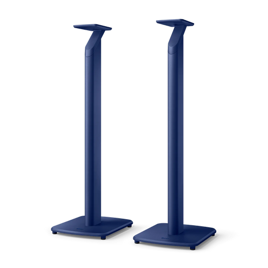Zwei kobaltblaue KEF S1 Standfuß-Paare mit rechteckigem Sockel und abgeschrägter Oberseite, die für LSX II Wireless HiFi-Systeme konzipiert sind, stehen nebeneinander auf weißem Hintergrund.