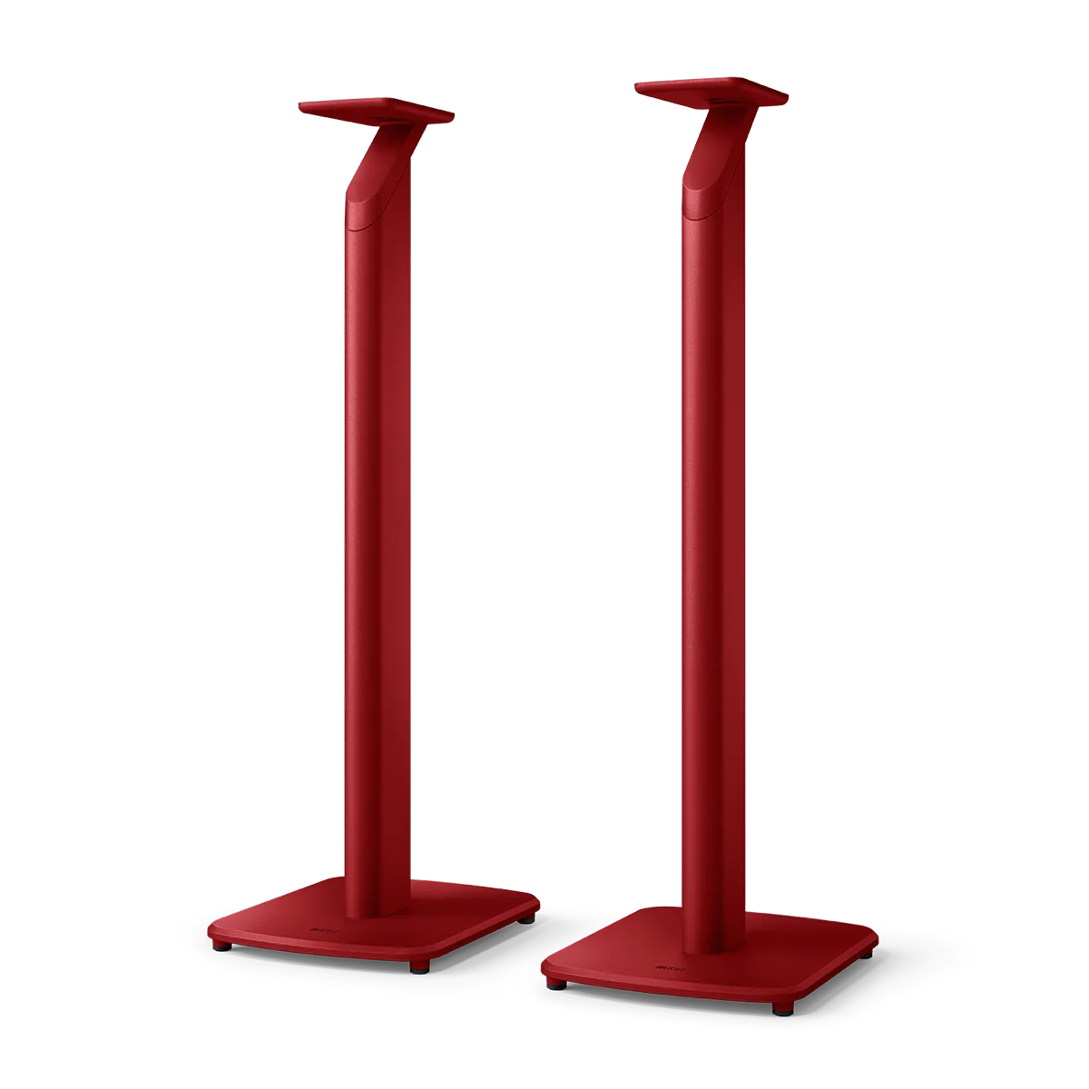 Zwei hohe, schlanke KEF S1 Standfuß-Paare in Crimson Red mit quadratischen Sockeln und flachen Oberteilen sind nebeneinander vor einem schlichten Hintergrund positioniert und eignen sich perfekt zur Unterstützung Ihres LSX II Wireless HiFi-Systems.