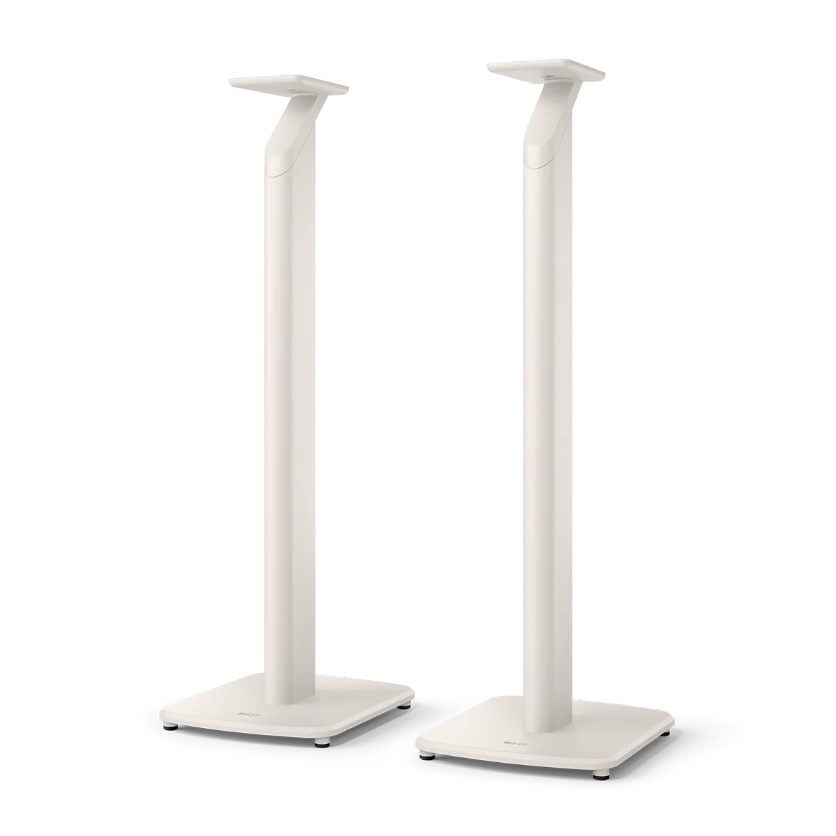 Zwei hohe, schlanke KEF S1 Standfuß Paare in Mineralweiß, entworfen für das LSX II Wireless HiFi System, stehen nebeneinander auf einem schlichten Hintergrund mit rechteckigen Sockeln und abgerundeten Oberteilen.