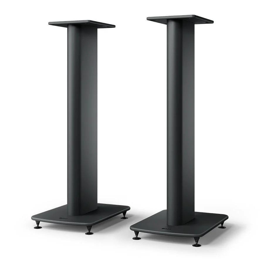 Die KEF S2 Standfuß Paare sind schwarze, rechteckige Lautsprecherständer mit breiter Basis und flacher Oberseite, die eine moderne, minimalistische Unterstützung bieten, um die Klangleistung Ihrer LS50 Wireless II zu verbessern. Nebeneinander auf einem schlichten weißen Hintergrund abgebildet.