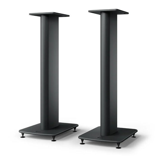 Die KEF S2 Standfuß Paare sind schwarze, rechteckige Lautsprecherständer mit breiter Basis und flacher Oberseite, die eine moderne, minimalistische Unterstützung bieten, um die Klangleistung Ihrer LS50 Wireless II zu verbessern. Nebeneinander auf einem schlichten weißen Hintergrund abgebildet.