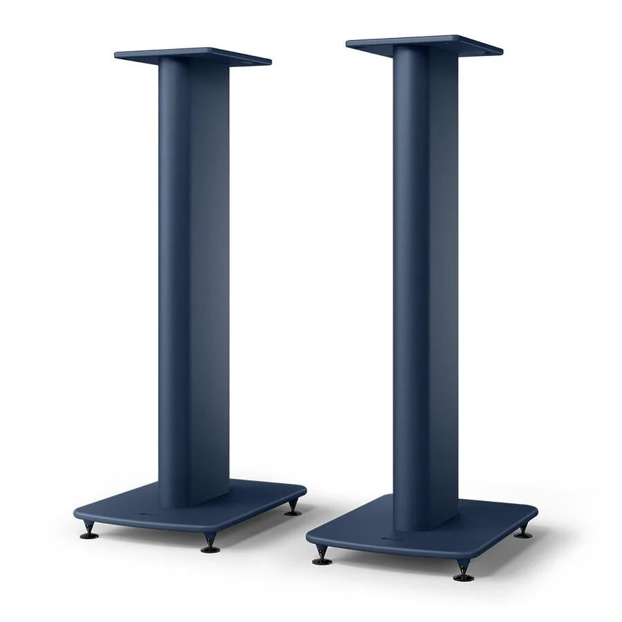 Ein Paar blaue, rechteckige KEF S2 Standfuß-Paare mit flachen Oberseiten, stabilen Säulen und breiten Sockeln mit verstellbaren Füßen, die als Ergänzung zu den LS50 Wireless II Lautsprechern entwickelt wurden und deren Klangleistung verbessern.