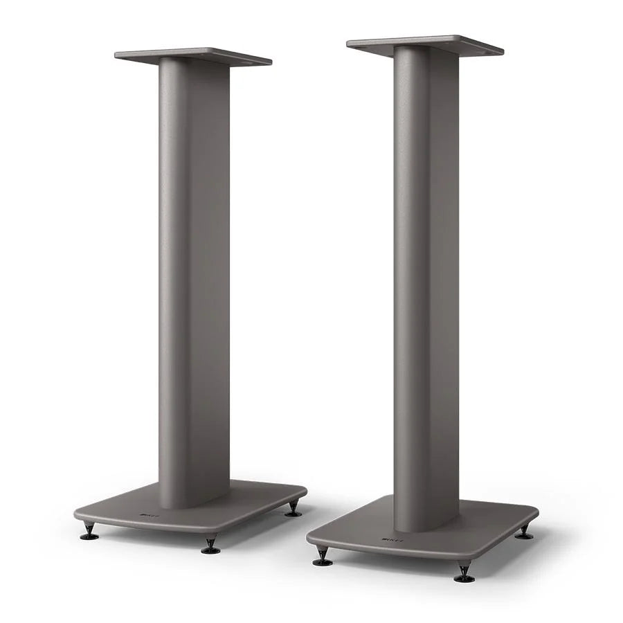 Zwei graue KEF S2 Standfuß Paar Lautsprecherständer mit breiten Sockeln, flachen Oberseiten und stabilen Mittelsäulen sind nebeneinander abgebildet. Jeder Ständer hat verstellbare Füße und verbessert die akustische Leistung für LS50 Wireless II Lautsprecher.