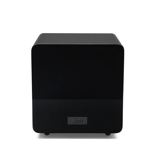 Der KEF KF92 Subwoofer in Carbon Black mit seiner Würfelform, der glänzenden Frontplatte und dem KEF-Logo in der unteren Mitte liefert eine präzise Basswiedergabe und steht vor einem schlichten weißen Hintergrund.