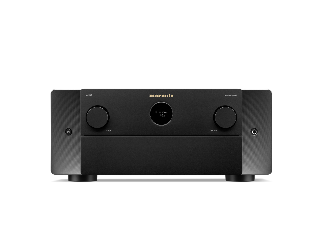 Frontansicht des Marantz AV 10 AV-Vorverstärkers in Schwarz, mit zwei großen seitlichen Reglern, einem zentralen Display und dem Marantz-Logo auf der Oberseite - entwickelt für immersiven Dolby Atmos-Sound.