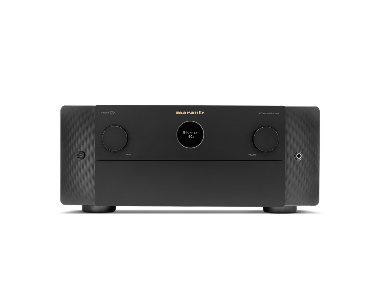 Frontansicht des Marantz Cinema 40 AV-Receivers in Schwarz mit zentralem, rundem Display, zwei großen Bedienknöpfen, glatten, strukturierten Panelkanten und fortschrittlichem Heimkino-Audio mit Dolby Atmos-Unterstützung.