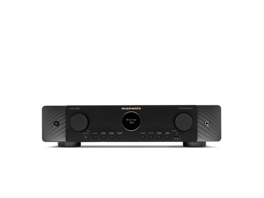 Der Marantz Cinema 70s AV-Receiver in Schwarz verfügt über ein digitales Display, Dolby Atmos Unterstützung sowie zahlreiche Bedienelemente auf der Front und ist vor weißem Hintergrund abgebildet.