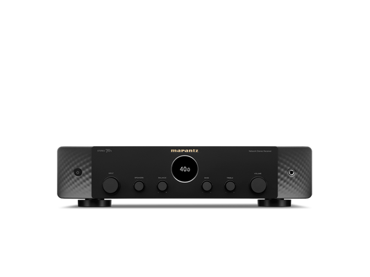 Der Marantz Stereo 70s Verstärker in Schwarz mit zentralem Digitaldisplay (zeigt 40.0), mehreren Reglern und modernem Design auf weißem Hintergrund - ideal für hochauflösende Audioqualität im Home Entertainment.