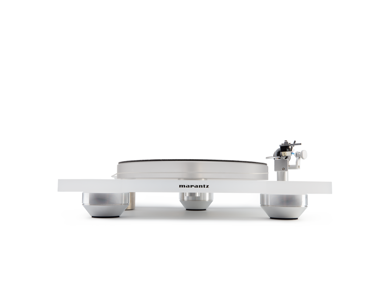 Der Marantz TT-15S1 Plattenspieler in Weiß wird von vorne gezeigt, wobei sein minimalistisches Präzisionsdesign, runde Plattenteller und drei Metallfüße vor neutralem Hintergrund hervorgehoben werden.