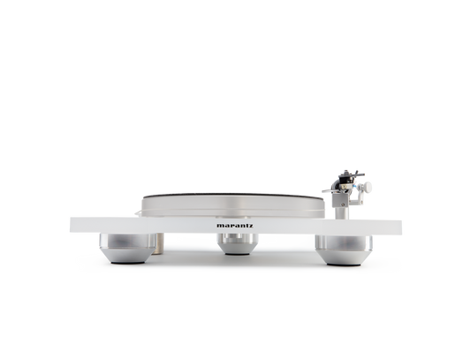 Der Marantz TT-15S1 Plattenspieler in Weiß wird von vorne gezeigt, wobei sein minimalistisches Präzisionsdesign, runde Plattenteller und drei Metallfüße vor neutralem Hintergrund hervorgehoben werden.