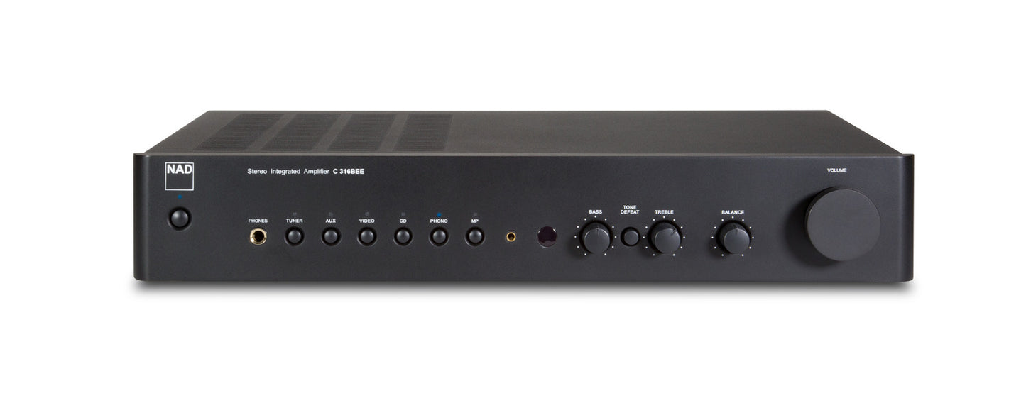 Der NAD C316BEE Stereo Vollverstärker in Schwarz bietet PowerDrive™-Stromversorgung, vielfältige Eingänge, Regler, Kopfhöreranschluss und einen großen Lautstärkeregler. Die minimalistische Front überzeugt mit modernem Design und exzellenter Klangqualität.