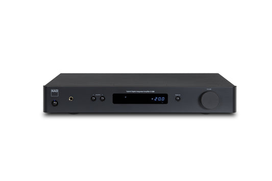 Der NAD C328 Digitaler Vollverstärker ist ein schwarzer Stereoverstärker mit HybridDigital™-Technologie, einem digitalen Display, einem Steuerknopf und mehreren Eingangs-/Ausgangsanschlüssen auf der Vorderseite, dargestellt auf weißem Hintergrund.