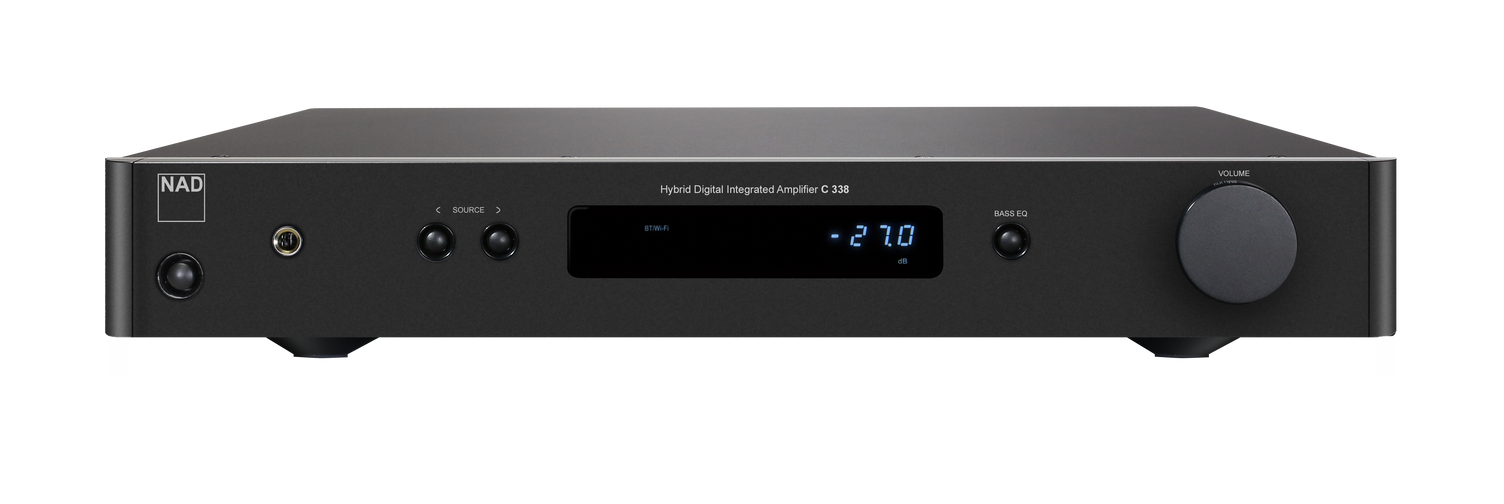 Der NAD C338 Digitaler Vollverstärker ist ein schwarzer HybridDigital Vollverstärker mit zentralem Digitaldisplay, mehreren Bedienelementen, Kopfhörerbuchse, großem Lautstärkeregler auf der rechten Seite und Bluetooth-Empfänger für drahtloses Streaming.