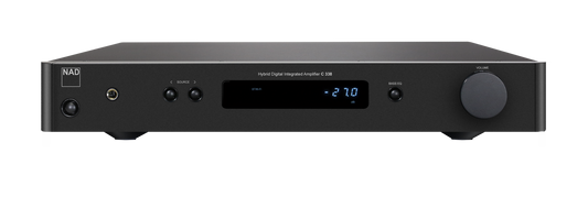 Der NAD C338 Digitaler Vollverstärker ist ein schwarzer HybridDigital Vollverstärker mit zentralem Digitaldisplay, mehreren Bedienelementen, Kopfhörerbuchse, großem Lautstärkeregler auf der rechten Seite und Bluetooth-Empfänger für drahtloses Streaming.