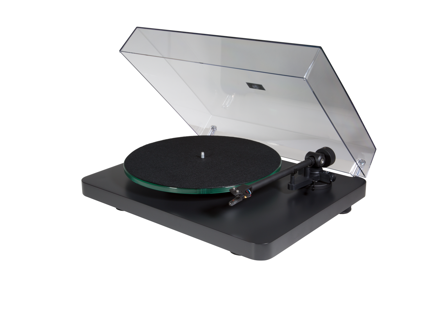 Der NAD C558 Plattenspieler in elegantem Schwarz mit transparenter Staubschutzhaube präsentiert Tonarm und Plattenteller - ideal für Musikwiedergabe in audiophiler Qualität auf weißem Hintergrund.