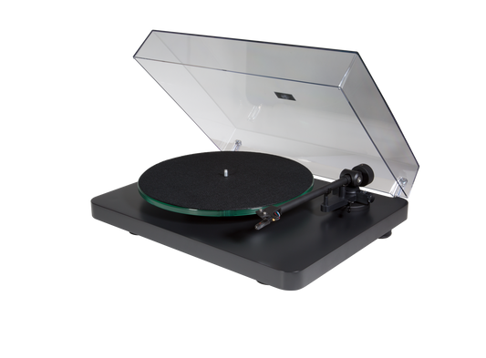 Der NAD C558 Plattenspieler in elegantem Schwarz mit transparenter Staubschutzhaube präsentiert Tonarm und Plattenteller - ideal für Musikwiedergabe in audiophiler Qualität auf weißem Hintergrund.