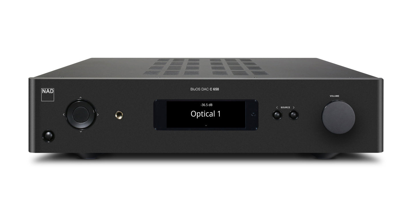 Frontansicht des schwarzen NAD C658 BluOS Streaming Vollverstärkers mit einem Display, das "Optical 1" anzeigt, Bedienknöpfen, Knöpfen und einem linksseitigen Kopfhöreranschluss für hochauflösende digitale Medien via Bluetooth aptX HD.