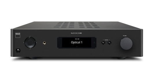 Frontansicht des schwarzen NAD C658 BluOS Streaming Vollverstärkers mit einem Display, das "Optical 1" anzeigt, Bedienknöpfen, Knöpfen und einem linksseitigen Kopfhöreranschluss für hochauflösende digitale Medien via Bluetooth aptX HD.