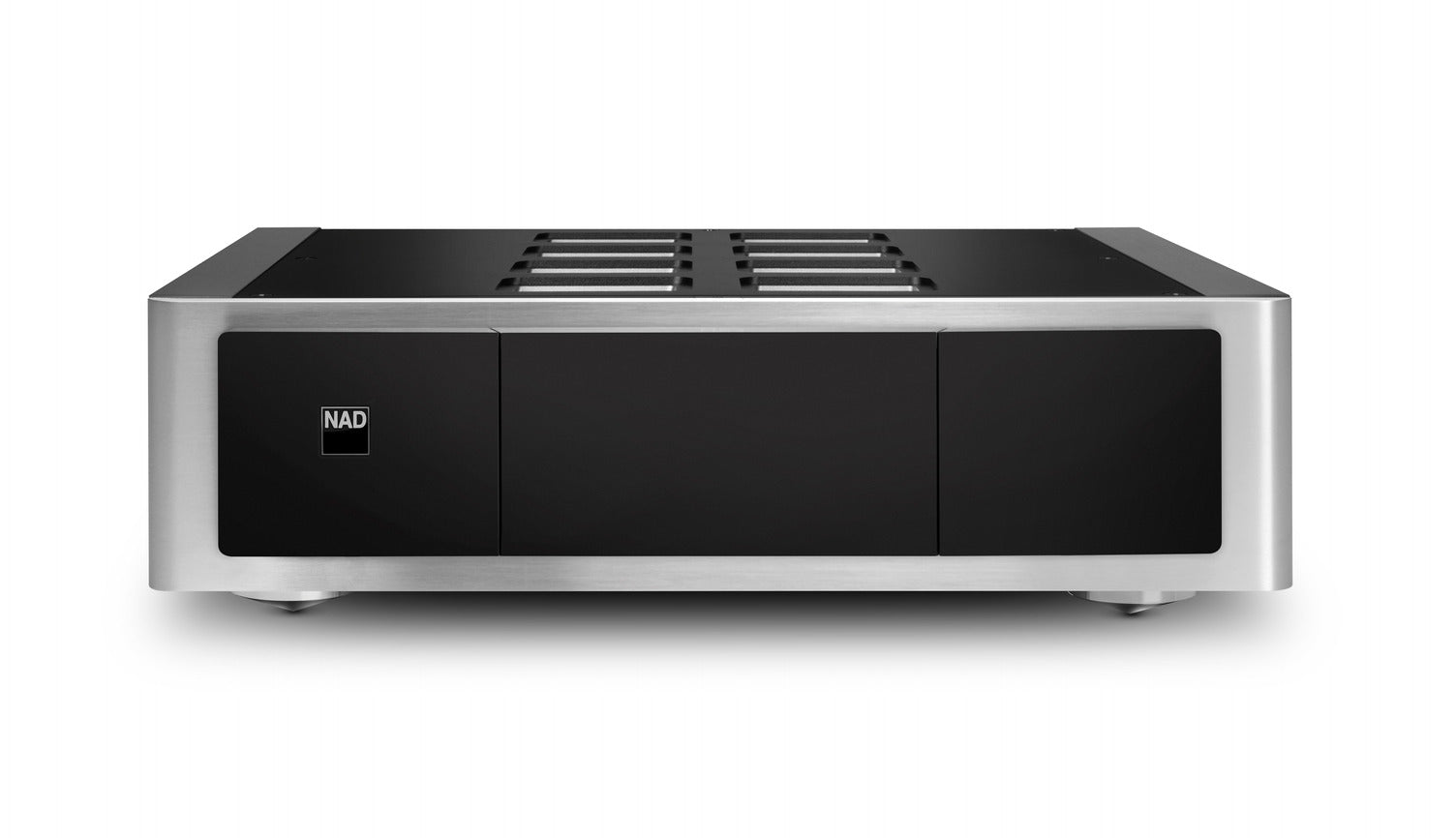 Eine Frontansicht der schwarz-silbernen NAD M23 Digitale Stereo-Endstufe mit minimalistischem Design, einem kleinen NAD-Logo auf der linken Seite, oberen Lüftungsgittern und moderner Purifi Eigentakt™ Technologie für außergewöhnliche Audioqualität.