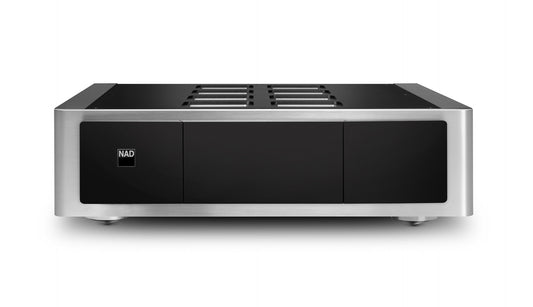Eine Frontansicht der schwarz-silbernen NAD M23 Digitale Stereo-Endstufe mit minimalistischem Design, einem kleinen NAD-Logo auf der linken Seite, oberen Lüftungsgittern und moderner Purifi Eigentakt™ Technologie für außergewöhnliche Audioqualität.