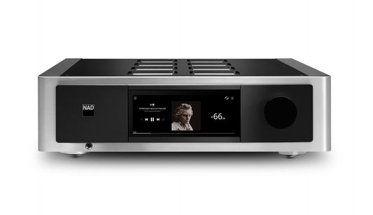 Der NAD M33 BluOS Streaming-Vollverstärker besticht durch sein modernes silbernes und schwarzes Design mit einem zentralen digitalen Display für Musikwiedergabe, Albumcover, Lautstärke und Bedienelemente, die alle von der Purifi Eigentakt™-Technologie unterstützt werden.