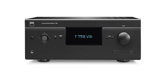 Der NAD T 758 V3i AV-Receiver in Schwarz verfügt über 4K Ultra HD-Unterstützung, ein zentrales digitales Display, mehrere Tasten, Knöpfe und Eingangsanschlüsse auf der Vorderseite, die sich alle vor einem weißen Hintergrund befinden.