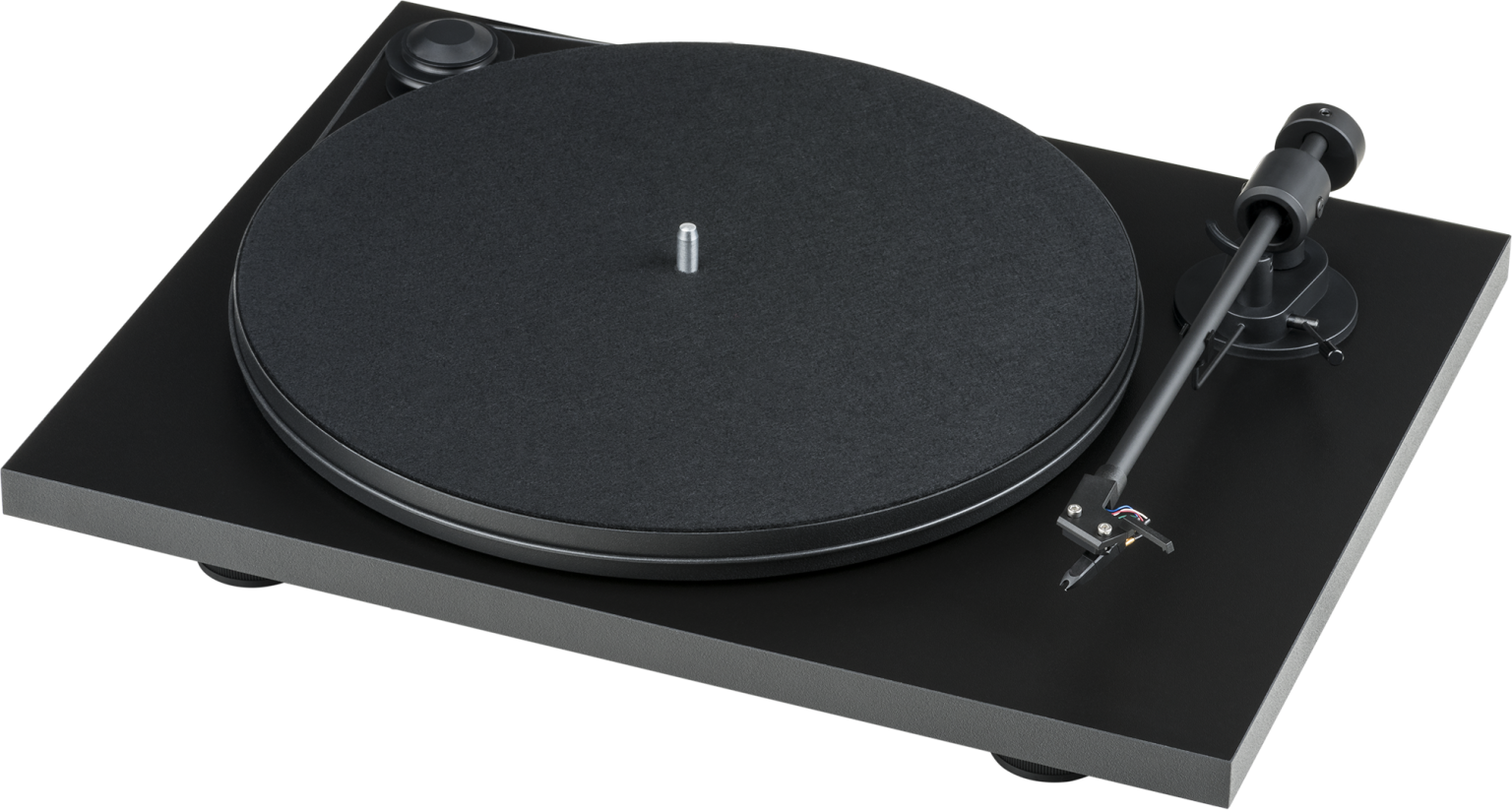 Der Pro-Ject Primary E Plattenspieler in Schwarz verfügt über einen runden Plattenteller mit einer Filzmatte und einem rechtsseitigen Tonarm, der auf weißem Grund steht.
