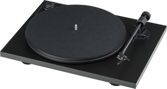Der Pro-Ject Primary E Plattenspieler in Schwarz verfügt über einen runden Plattenteller mit einer Filzmatte und einem rechtsseitigen Tonarm, der auf weißem Grund steht.