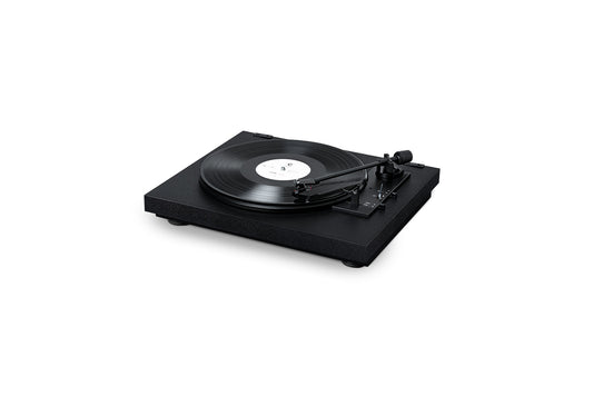 Der Pro-Ject A1, ein schwarzer, vollautomatischer Plattenspieler mit einem Ortofon OM10 MM Tonabnehmer und einem Tonarm, der auf dem Plattenteller über einer Schallplatte positioniert ist, wird vor einem schlichten weißen Hintergrund gezeigt.