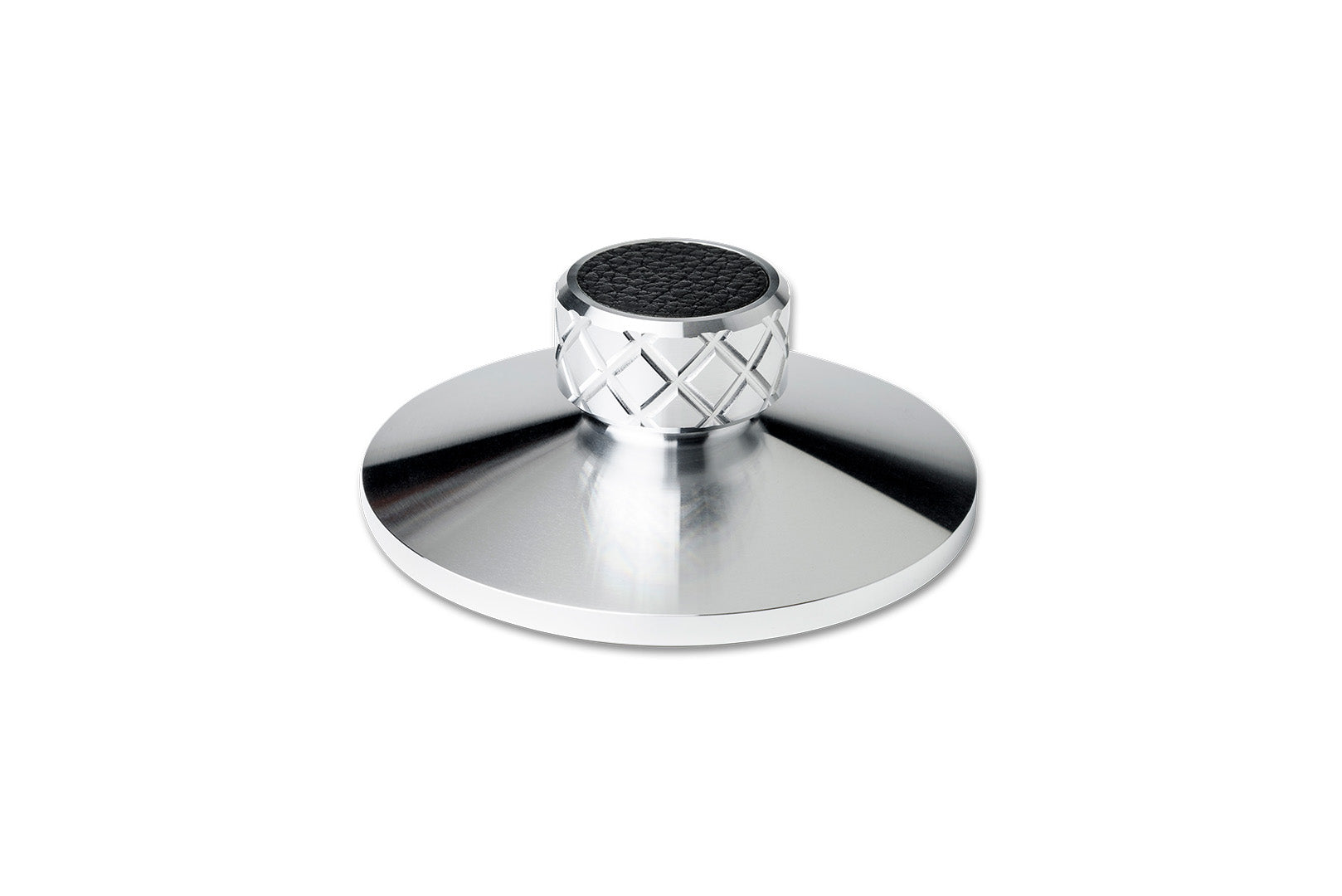 Der Pro-Ject Clamp it in Silber hat eine runde, flache Basis und eine strukturierte schwarze Oberseite. Der zylindrische Griff hat ein Rautenmuster, um Vibrationen zu minimieren. Abgebildet auf einem weißen Hintergrund.
