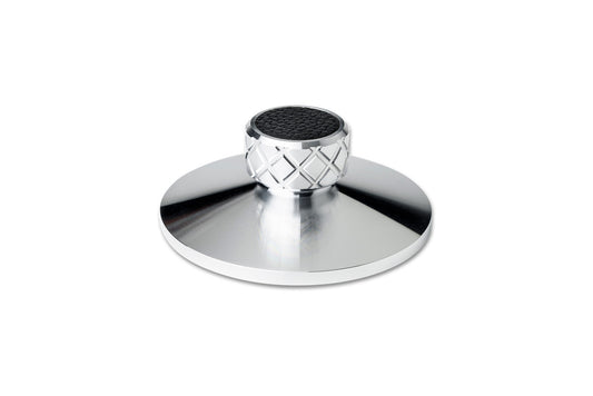 Der Pro-Ject Clamp it in Silber hat eine runde, flache Basis und eine strukturierte schwarze Oberseite. Der zylindrische Griff hat ein Rautenmuster, um Vibrationen zu minimieren. Abgebildet auf einem weißen Hintergrund.