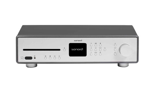 Der Sonoro Maestro Verstärker, abgebildet in Silber und Grau mit CD-Schacht, Display, Bedientasten, großem Lautstärkeregler, eingebautem HiFi-Internet-Receiver und DAB+ Digitalradio, ist auf weißem Hintergrund zu sehen.
