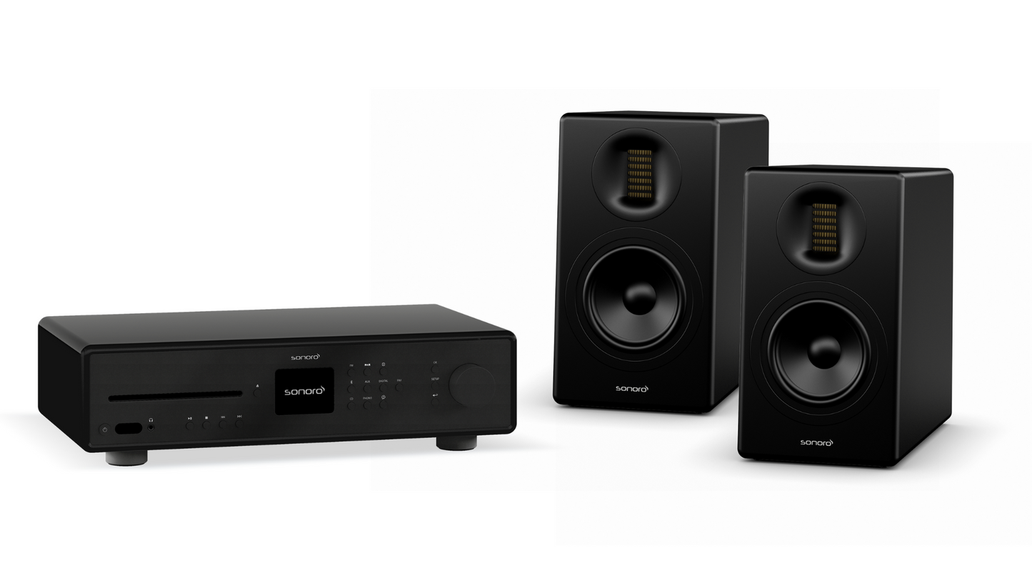 Das Sonoro Advanced Bundle in Schwarz enthält eine zentrale Steuereinheit mit Display, Tasten und Disketteneinschub sowie zwei ORCHESTRA Lautsprecher mit sichtbaren Treibern und einem schlanken, minimalistischen Design.
