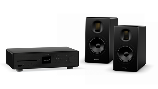 Das Sonoro Advanced Bundle in Schwarz enthält eine zentrale Steuereinheit mit Display, Tasten und Disketteneinschub sowie zwei ORCHESTRA Lautsprecher mit sichtbaren Treibern und einem schlanken, minimalistischen Design.
