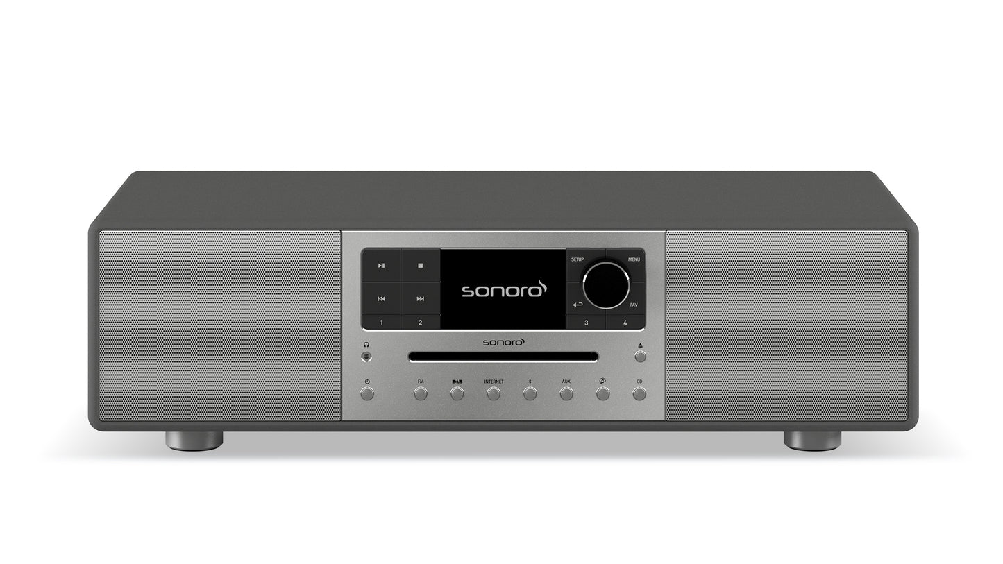 Das Sonoro Meisterstück ist eine moderne Stereoanlage in Schwarz und Silber mit Bluetooth-Technologie, digitalem Display, Bedientasten, kreisförmigem Drehknopf, hoher Klangqualität und einem CD-Einschub an der Vorderseite.