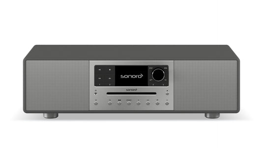 Das Sonoro Meisterstück ist eine moderne Stereoanlage in Schwarz und Silber mit Bluetooth-Technologie, digitalem Display, Bedientasten, kreisförmigem Drehknopf, hoher Klangqualität und einem CD-Einschub an der Vorderseite.