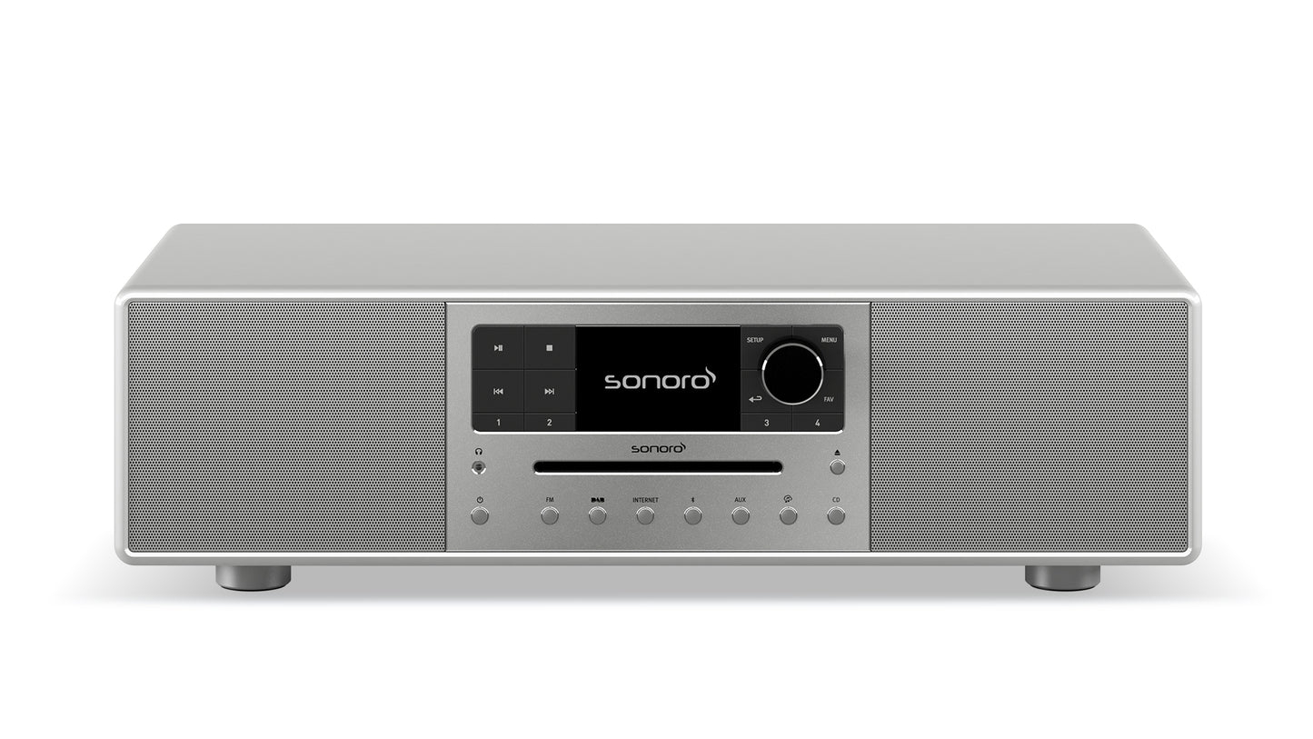 Das Sonoro Meisterstück in hochglänzendem Silber verfügt über ein digitales Display, einen Drehregler, Tasten und einen CD-Schacht auf der Vorderseite zwischen zwei Lautsprechergittern - eine beeindruckende Klangqualität für alle Ihre Hörbedürfnisse.