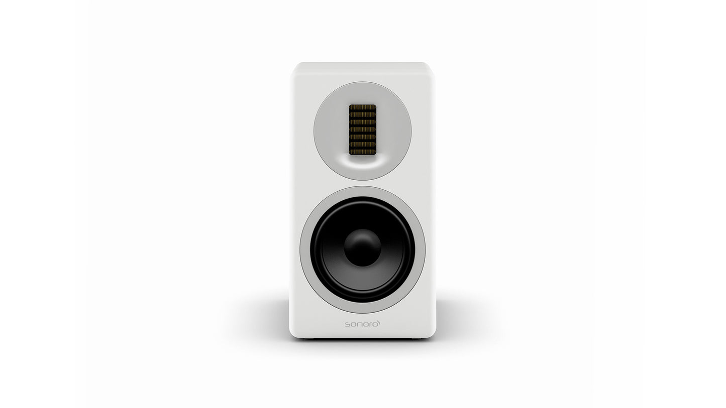 Ein matt weiß-silberner Sonoro Orchestra Slim Lautsprecher mit schwarzem Tieftöner und rechteckigem Hochtöner steht mittig auf einem schlichten weißen Hintergrund - ein Zeichen für Ingenieurskunst und herausragende Audioqualität.