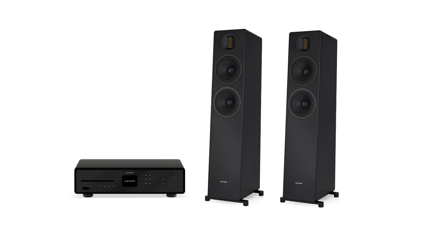 Das Sonoro Premium Bundle in Schwarz umfasst eine elegante Stereoanlage mit zwei hohen Standlautsprechern und einem separaten, minimalistischen HiFi-Receiver, die alle elegant auf weißem Hintergrund stehen.