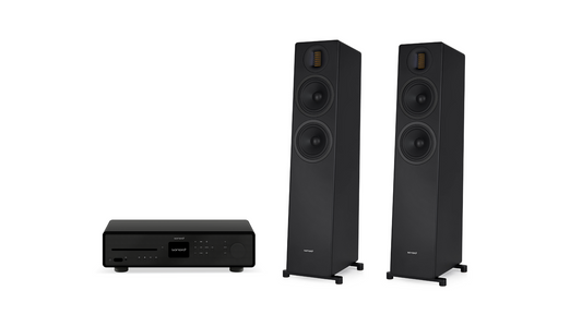 Das Sonoro Premium Bundle in Schwarz umfasst eine elegante Stereoanlage mit zwei hohen Standlautsprechern und einem separaten, minimalistischen HiFi-Receiver, die alle elegant auf weißem Hintergrund stehen.