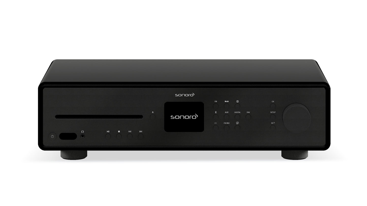 Ein schwarzer Sonoro HiFi-Receiver mit digitalem Display, Bedientasten, Disc-Einschub und einem großen rechten Drehknopf steht frontal vor einem weißen Hintergrund - das ideale Herzstück für Ihr Sonoro Premium Bundle.